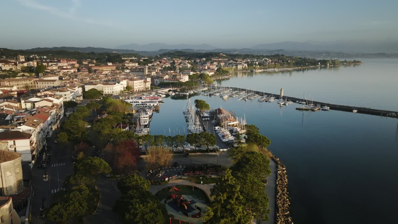 가르다 호수 (lake garda) 에서 델 가르다 (desenzano del garda) 의 공중 촬영
