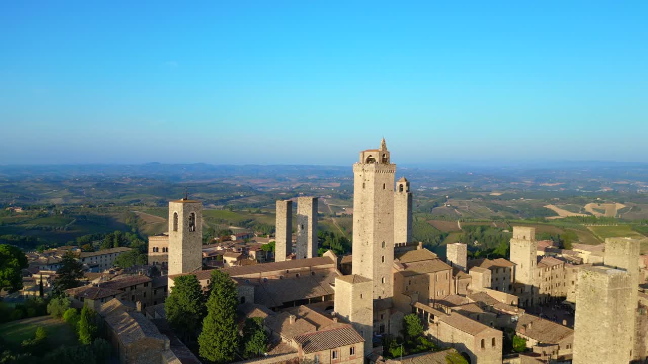 hermosa vista aérea de arriba vuelo amurallado medieval torre de la colina ciudad toscana italia san gimignano
