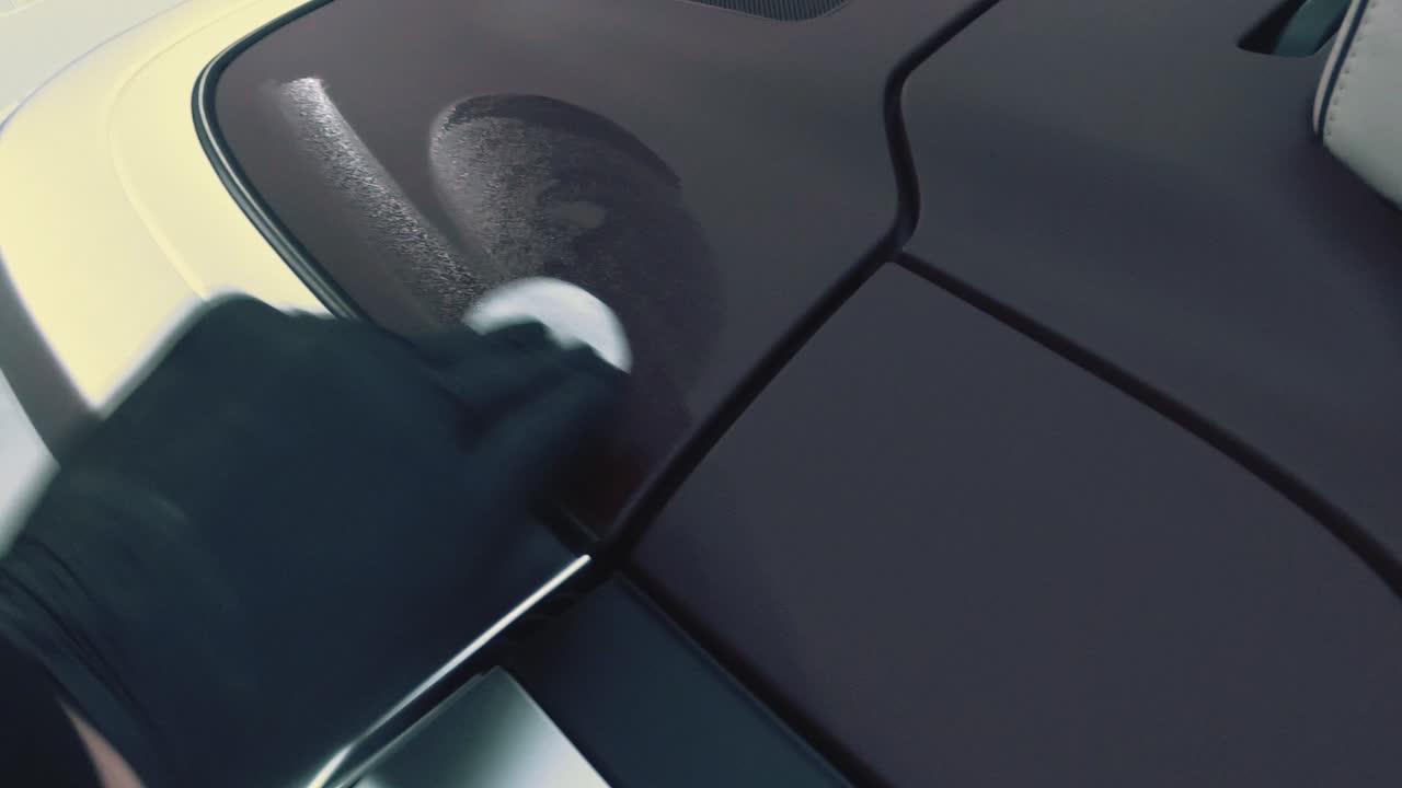 limpieza de piezas de plástico en coche