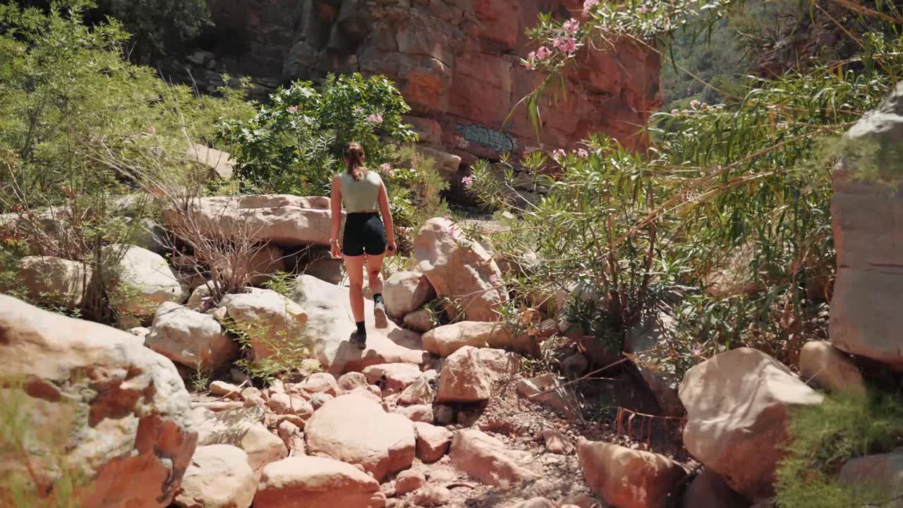 joven mujer caucásica caminando por un valle en el valle del paraíso, agadir, marruecos