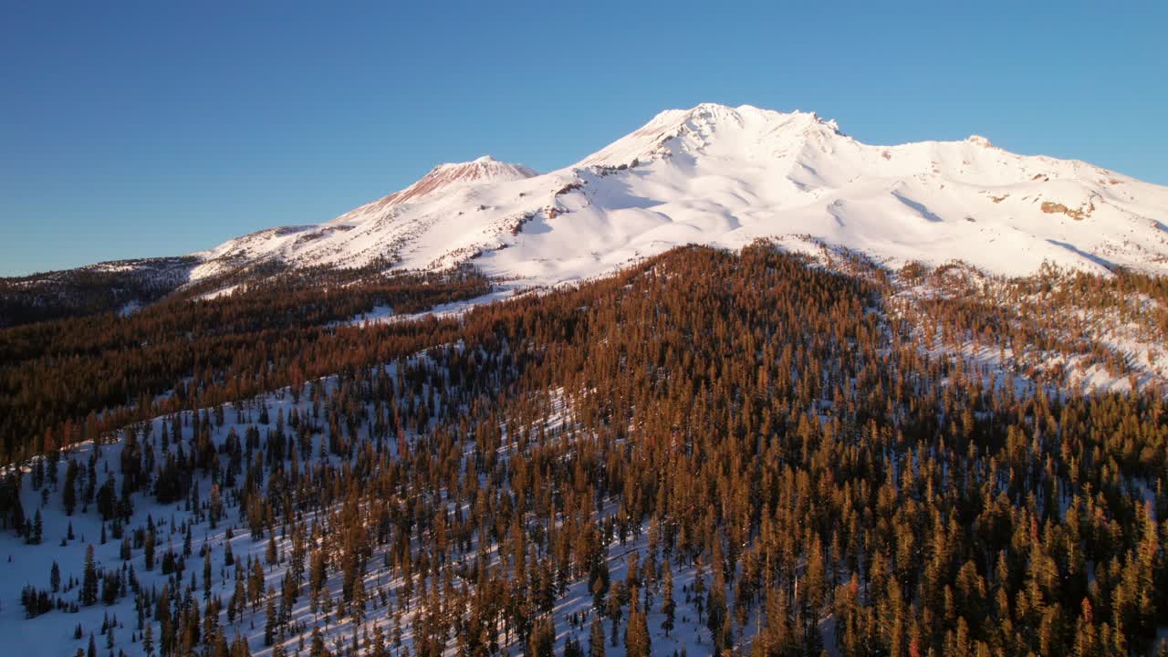 drone épico pan del monte shasta, california, 4k