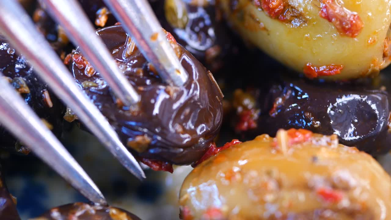 다양한 올리브로 가득 찬 포크