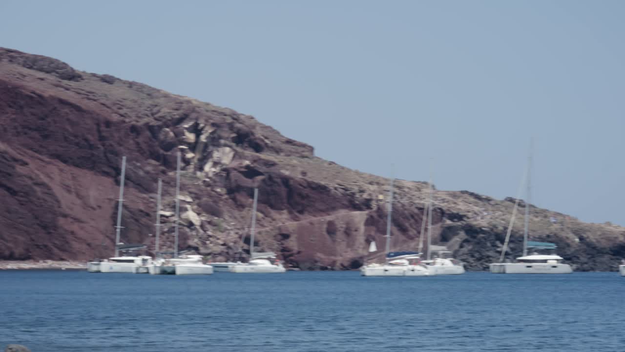 barcos, acantilado, arena roja, playa, orilla, flotante, turistas, mediterráneo, océano, santorini, grecia