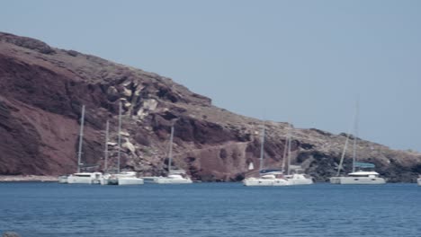 barcos, acantilado, arena roja, playa, orilla, flotante, turistas, mediterráneo, océano, santorini, grecia