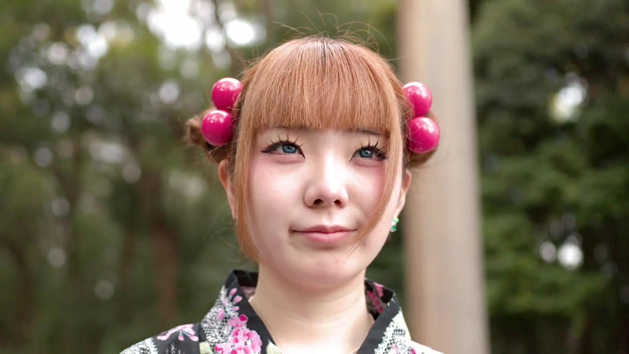 Ritratto ravvicinato di una donna giapponese che indossa un kimono e accessori tradizionali per capelli all'aperto