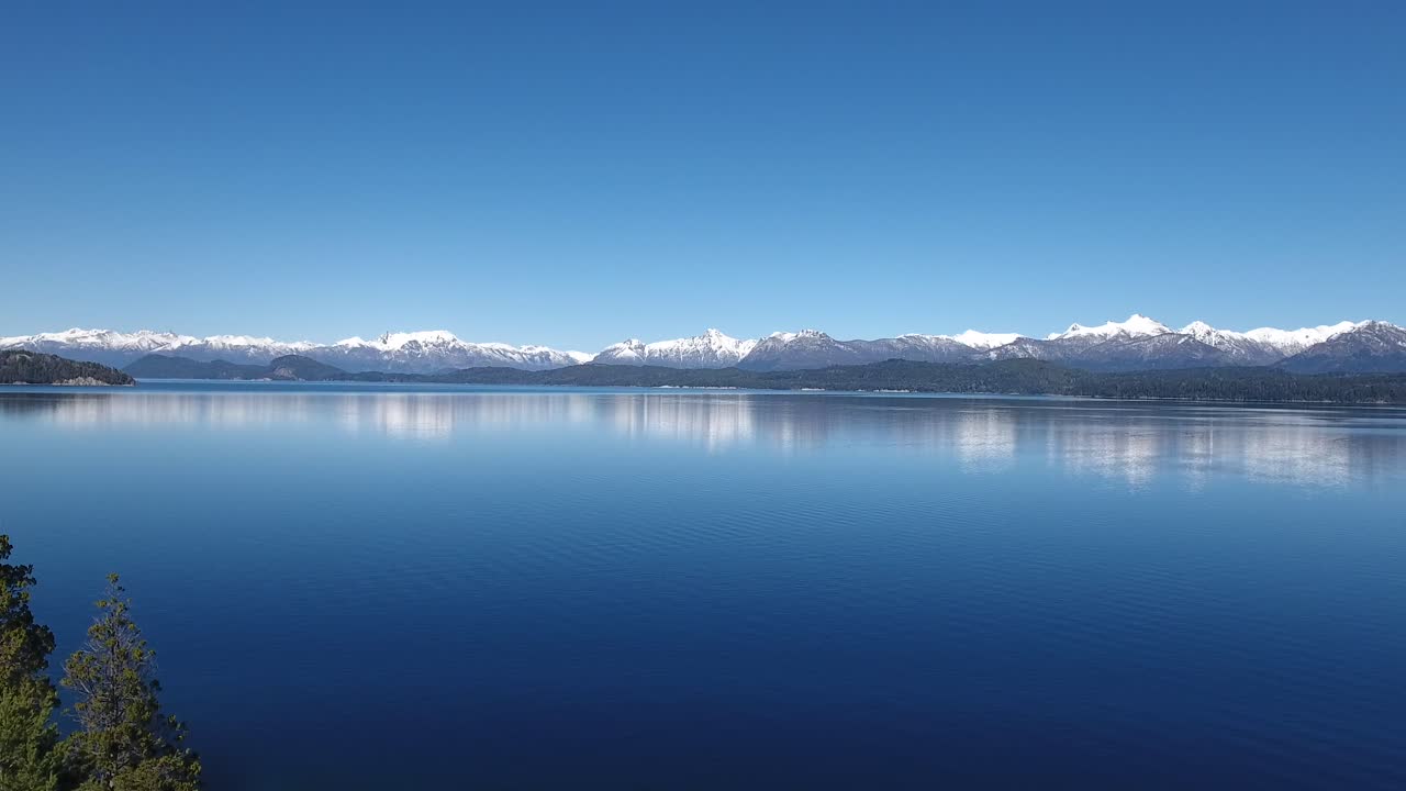 antenas de los andes y belleza escénica natural del lago nahuel huapi bariloche argentina