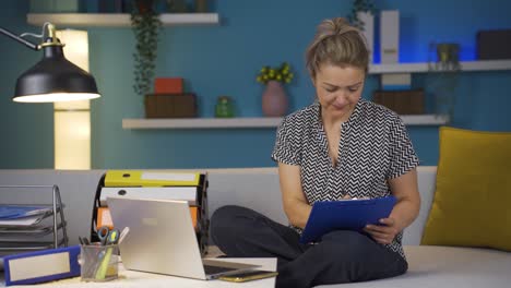 trabajadora de oficina en casa, mujer freelance.