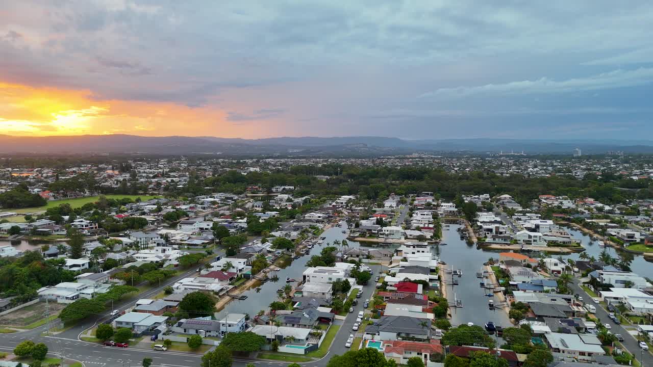 el lapso de tiempo de la puesta de sol sobre la costa dorada suburbana