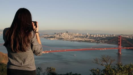 Frau-Fotografiert-Die-Golden-Gate-Bridge,-San-Francisco