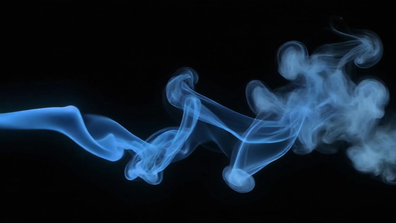 Abstract Fumo blu che gira su uno sfondo nero
