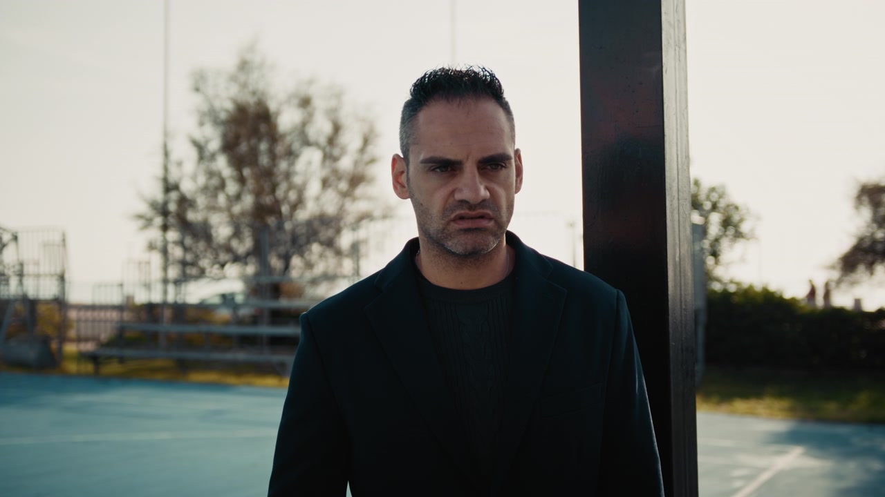 Boss del crimine con uno sguardo malvagio