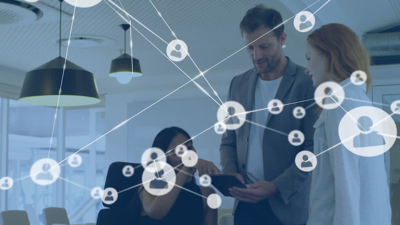 animación de la red de conexiones con iconos sobre diversas personas de negocios que usan tableta en la oficina