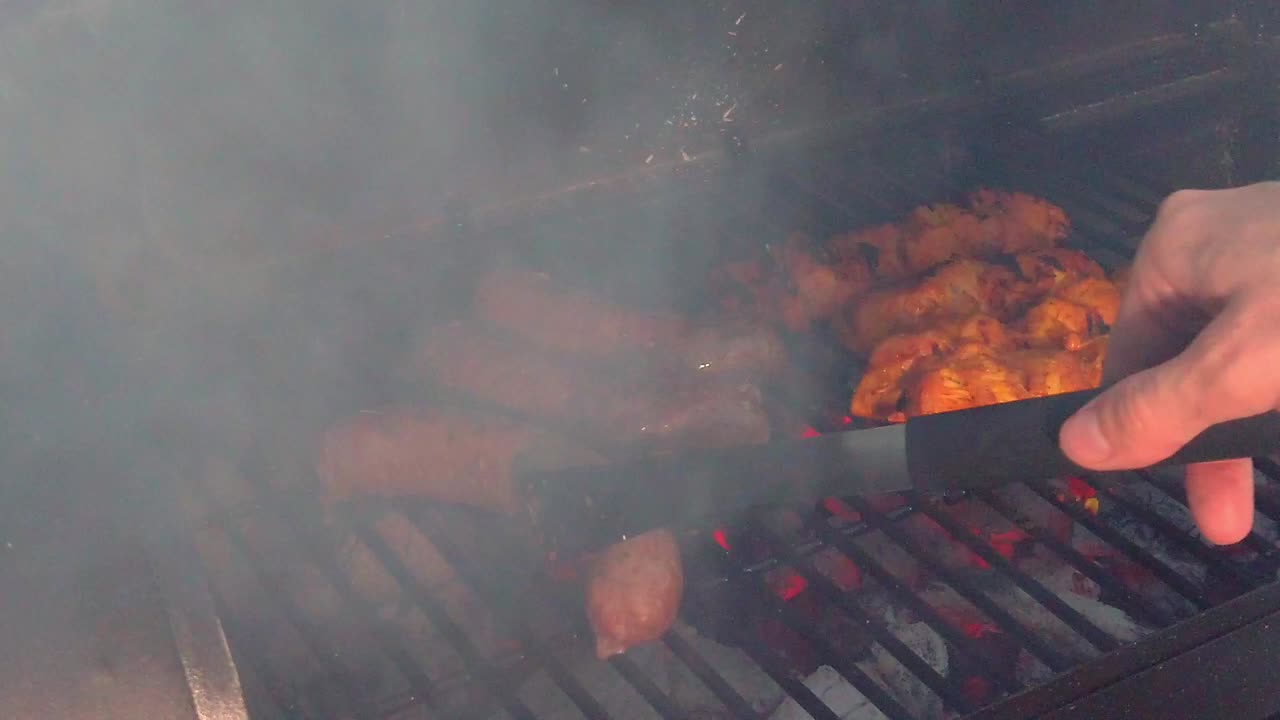 바베큐에서 고기를 확인