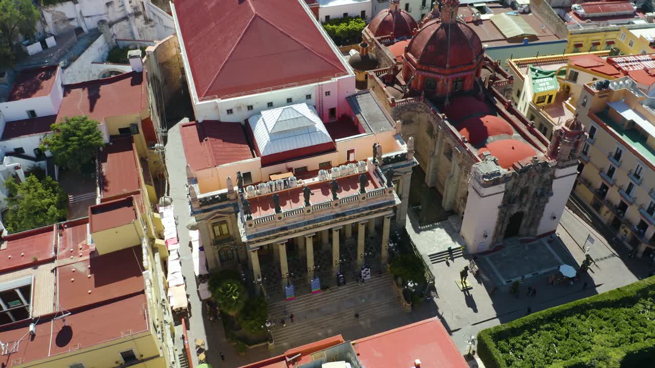 drone desciende sobre teatro juárez en la ciudad de guanajuato, méxico