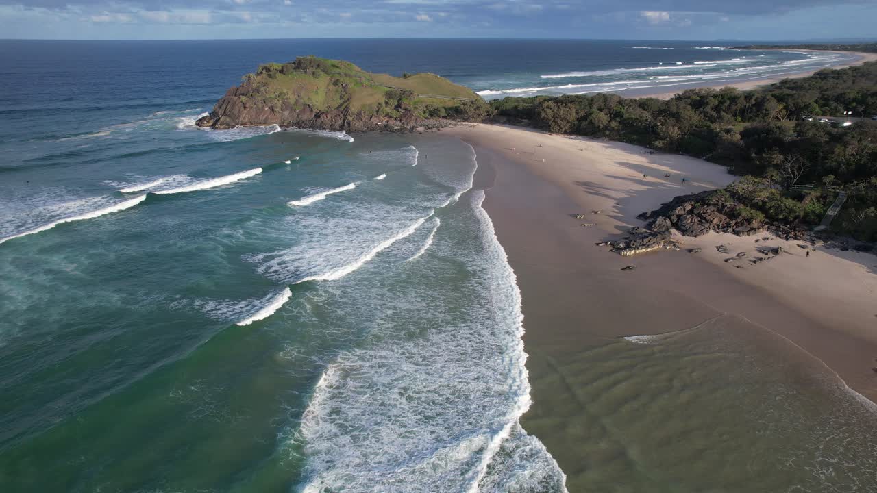 Onde del mare su una costa frastagliata vicino a Cabarita Beach nel Nuovo Galles del Sud, Australia. Ripresa aerea con drone