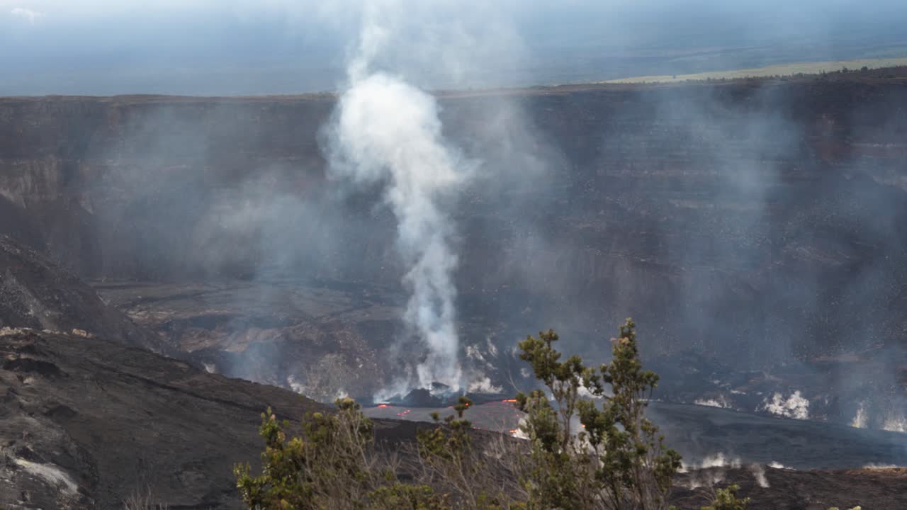 gran columna de humo sale de un gran cráter en el parque nacional del volcán