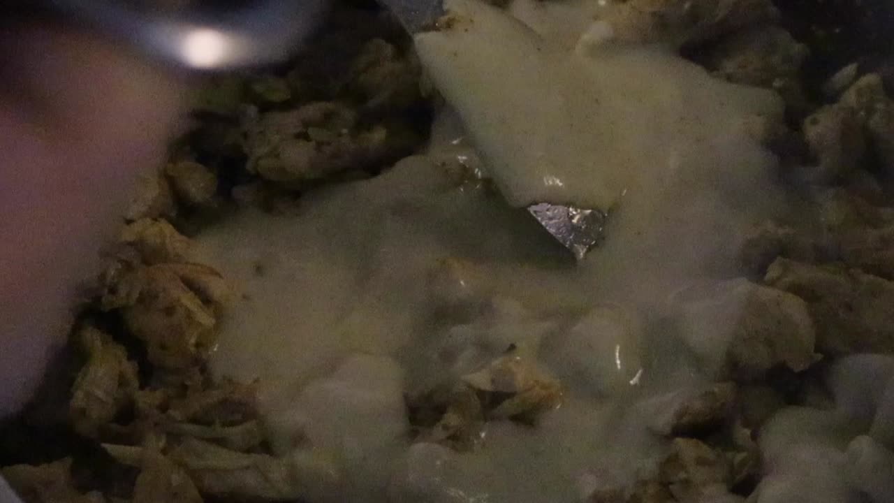 요리사는 소테 치킨에 흰색과 크림 소스를 부었습니다.