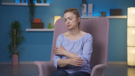 la mujer que se siente mal.