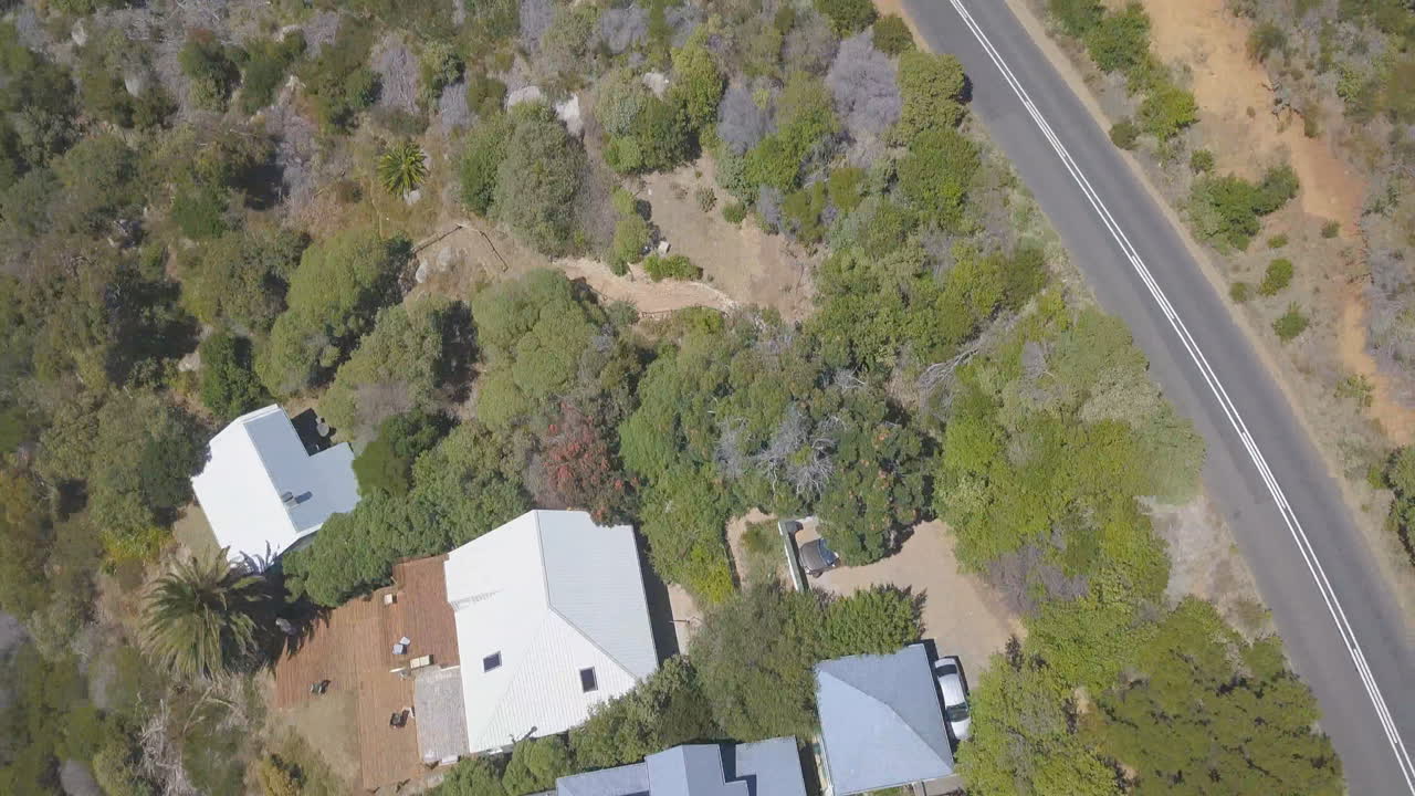 coche de seguimiento aéreo a lo largo de la carretera costera en sudáfrica