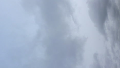 formato vertical: nubes nubladas pesadas oscuras en lapso de tiempo del cielo gris