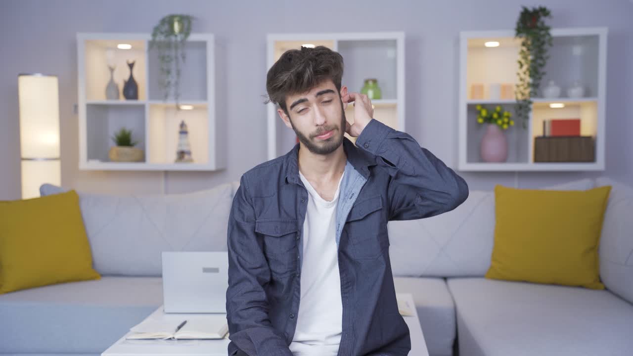 귀가 가려지는 남자.