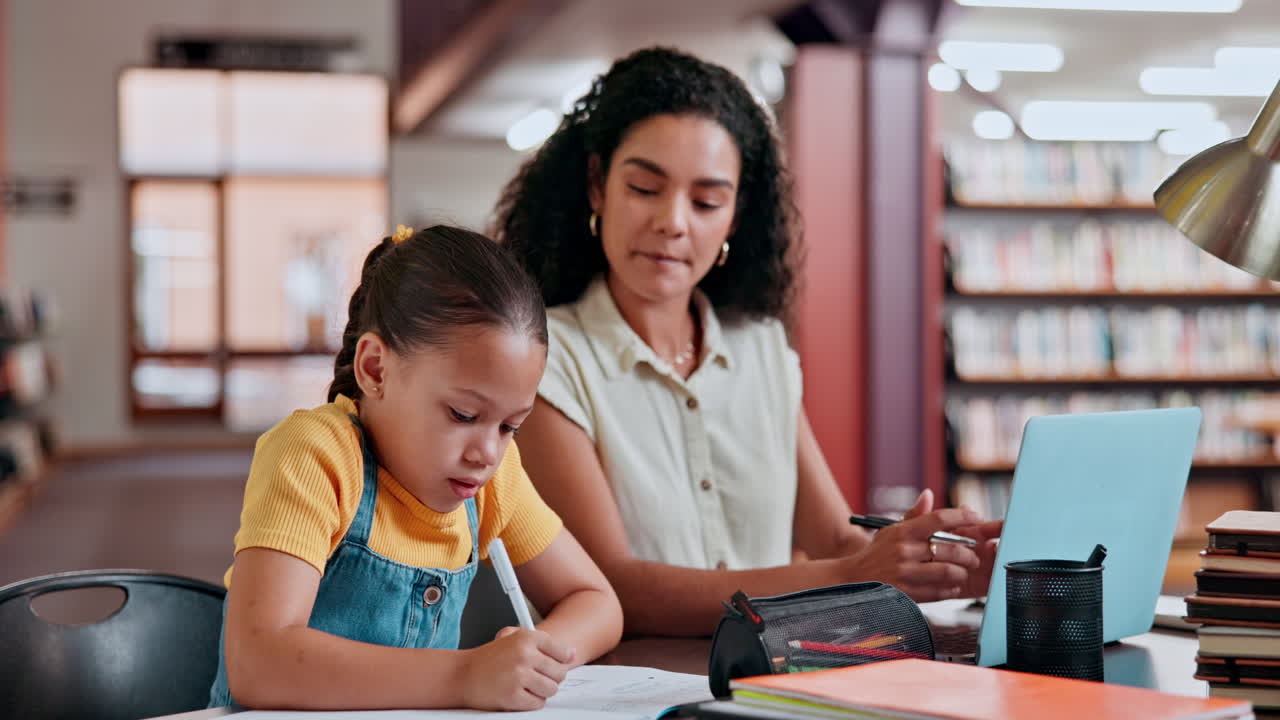 sesión de tutoría en una biblioteca