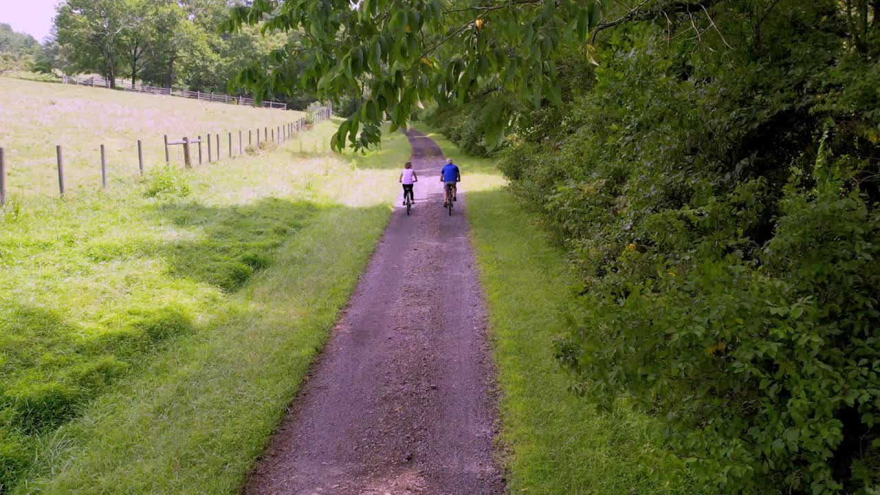 부부는 갤럭시 버지니아 근처의 뉴 리버 트레인을 따라 자전거를 탄다