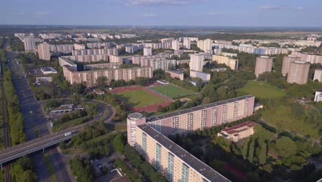 Campo-De-Deportes-Del-Paisaje-Urbano-En-Medio-De-Edificios-De-Gran-Altura