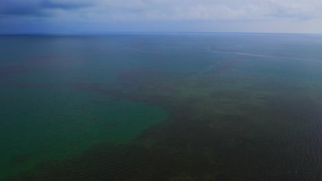 Dron-Disparó-Sobre-La-Laguna,-Capturando-Las-Aguas-Azules-Desde-Una-Vista-De-Pájaro