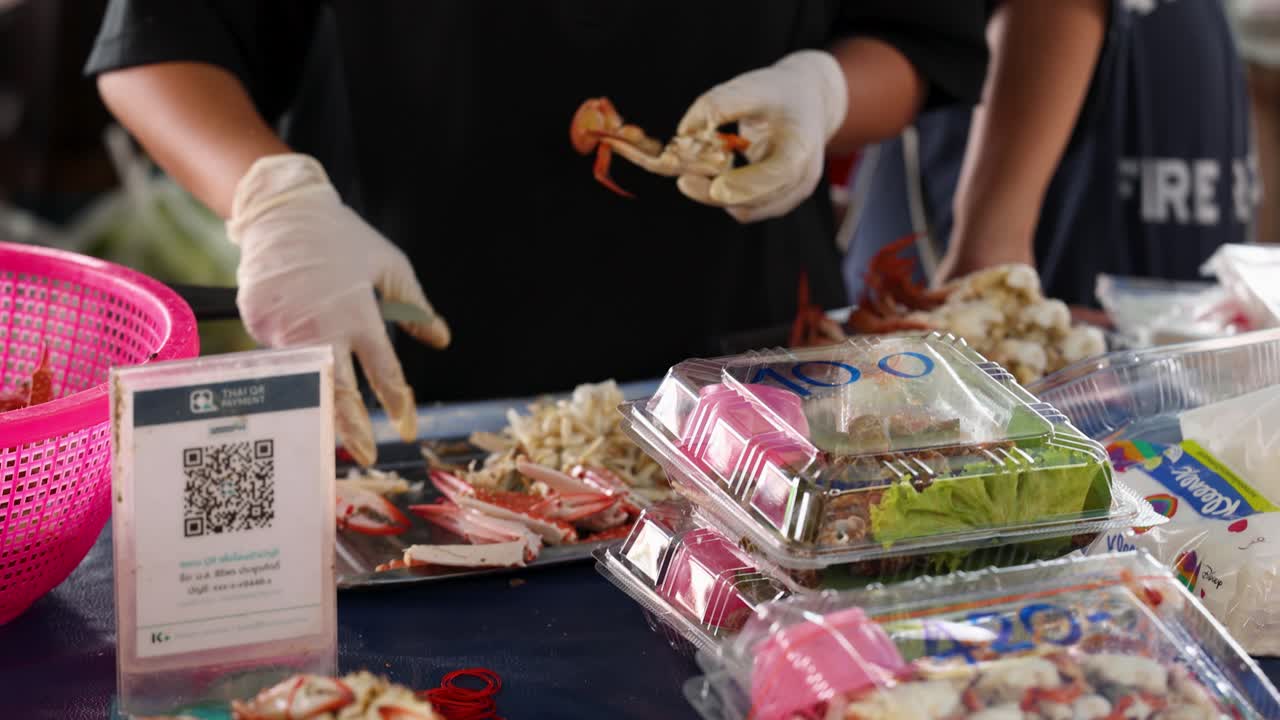 manos preparando ensalada de cangrejo con ingredientes frescos