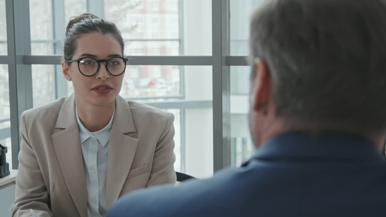 Avvocata che consulta una cliente in ufficio