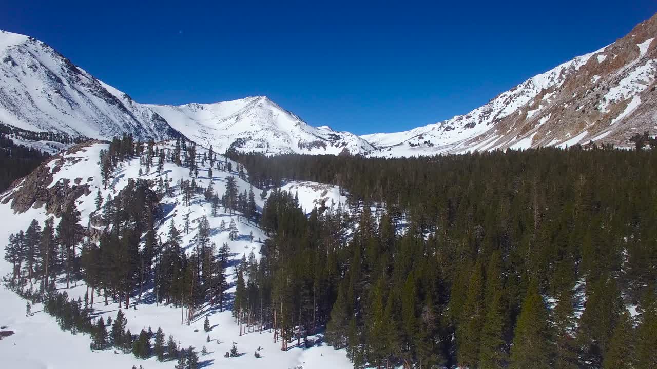 antena alta sobre montañas nevadas muy remotas en sierra nevadas