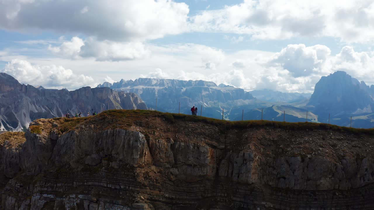 съемка с беспилотника слоев гор на перевале сечеда