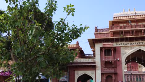 puerta de entrada histórica con un cielo azul brillante en el día desde un ángulo único el video se toma en el mercado de sardar ghantaghar jodhpur rajasthan india