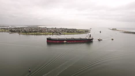 imágenes de drones del puerto de newcastle y un barco transportado en