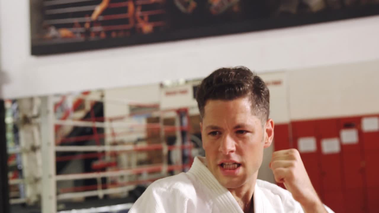 카라테를 연습하는 남자