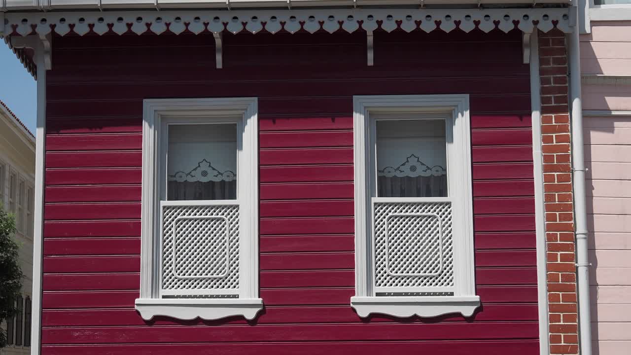 edificio de ladrillo rojo con ventanas blancas