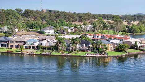 aerial a lo largo de la costa del lago mulwala y mostrando casas de vacaciones y apartamentos