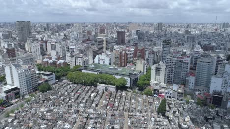 drone aéreo escena plano cenital del cementerio de la recoleta
