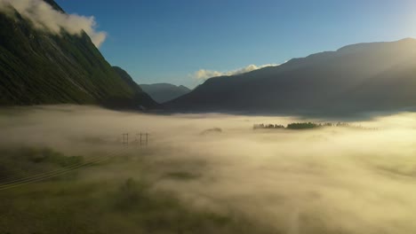 Niebla-Matutina-Sobre-El-Valle-Entre-Las-Montañas-A-La-Luz-Del-Sol.-Niebla-Y-Hermosa-Naturaleza-De-Imágenes-Aéreas-De-Noruega.