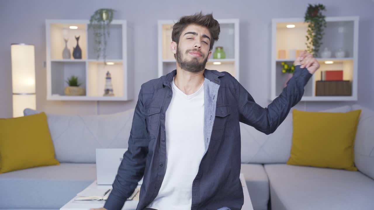 el hombre soñoliento bostezó.