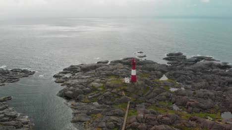 drone vuela sobre el faro en la costa sur de noruega eigeroy fyr