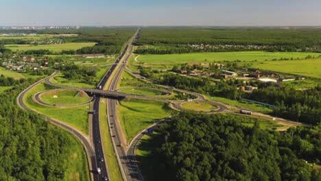 volando por encima de la carretera hacia la encrucijada