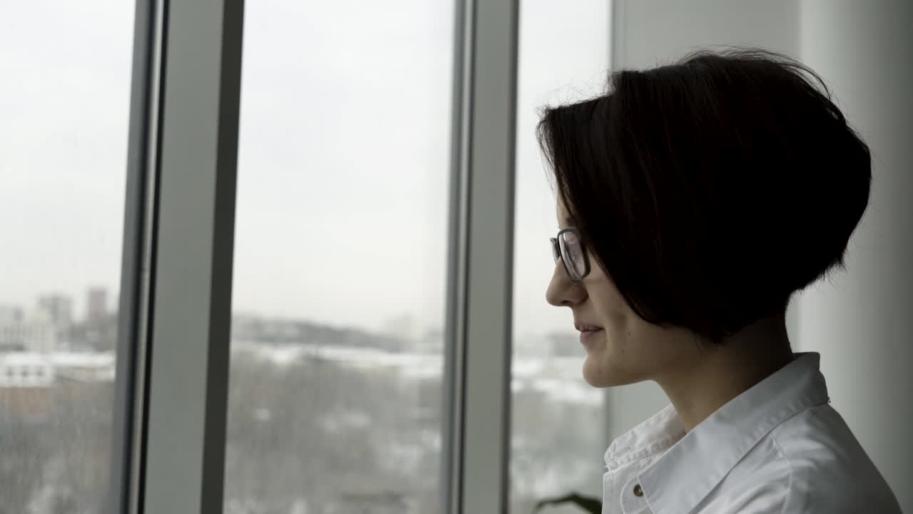 창밖을 바라보는 여자
