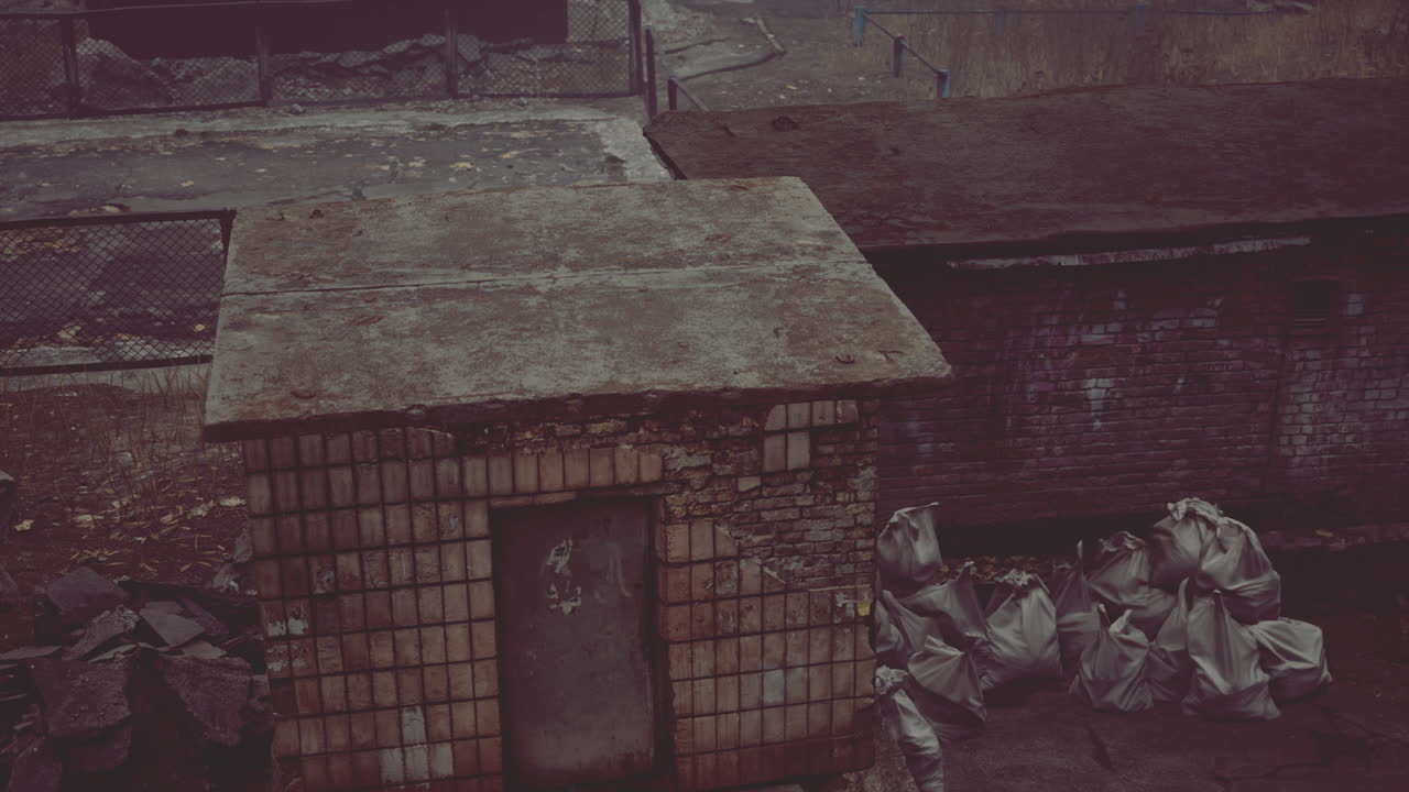 edificios viejos y abandonados en una pequeña ciudad