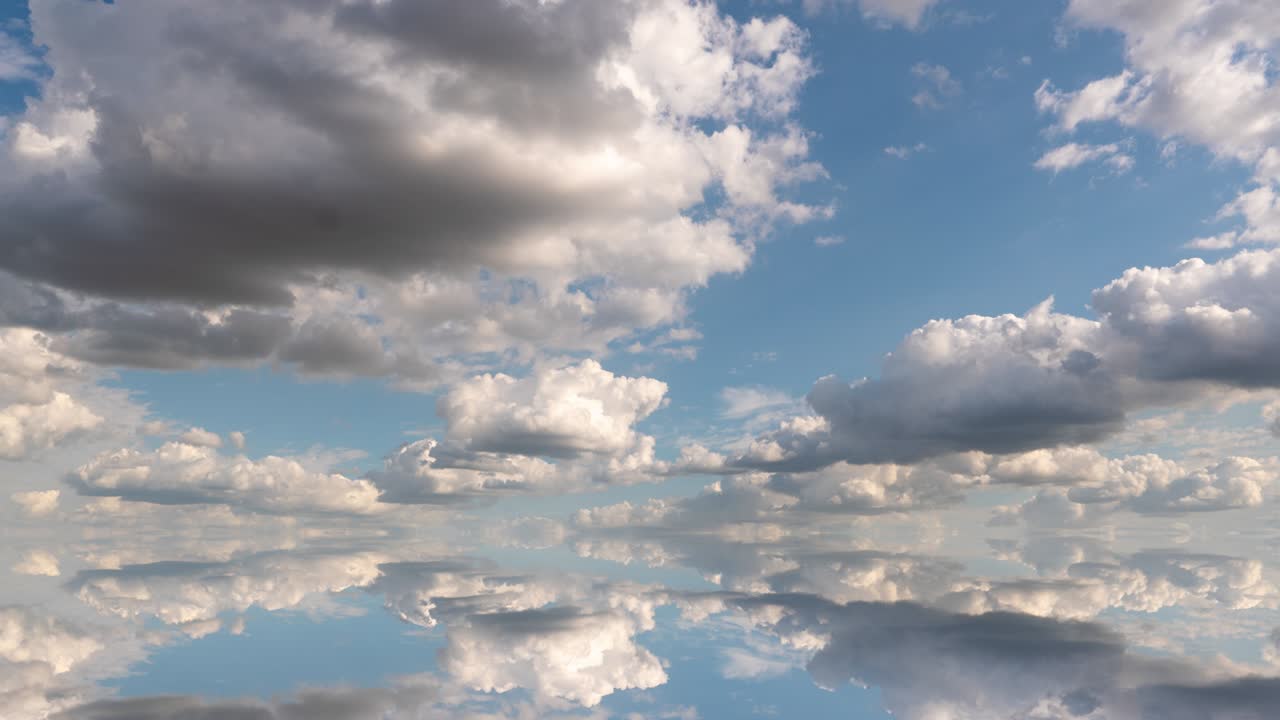 푸른 하늘 위의 색 은 구름과 그 반사, 비디오 루프로 구성된 미래의 배경