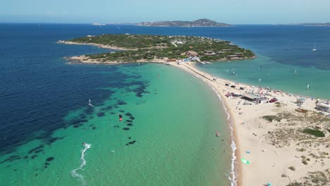 Windsurfer-Surft-Am-Weißen-Sandstrand-In-Richtung-Halbinsel-Bei-Porto-Pollo,-Sardinien---4k-Luftbild