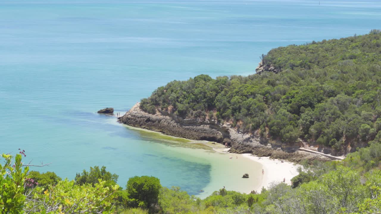 Una splendida spiaggia tropicale di Galapinhos nel Parco Naturale da Arrábida, Portogallo