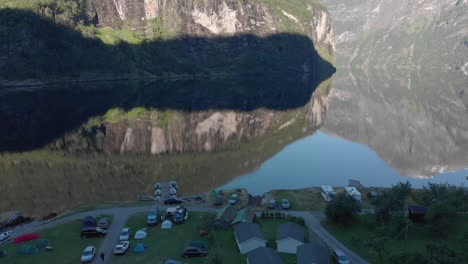 Temprano-En-La-Mañana,-El-Dron-Se-Cierne-Sobre-El-Campamento-Para-Dormir-En-Geiranger