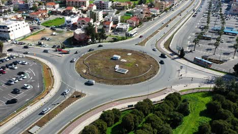 tomada de un avión no tripulado de un círculo de tráfico urbano ocupado por un centro comercial
